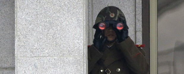 Seorang prajurit Korea Utara mengamati gerak-gerik di perbatasan (AP)
