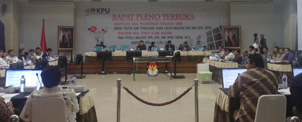 Suasana rapat rekapitulasi di KPU RI, Jakarta, Minggu (4/5/2014). (Foto: Floresa/Yustinus Paat)