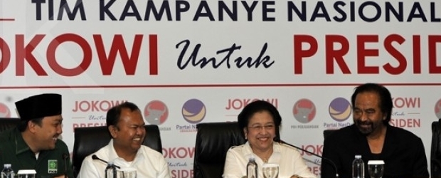 Ketua Umum PDI Perjuangan Megawati Soekarnoputri (tengah) didampingi Ketua Umum Partai NasDem Surya Paloh (kanan), Sekjen Partai NasDem Rio Capella (kedua kiri) dan Sekjen PKB Imam Nahrawi (kiri) berbincang saat Rapat Koordinasi Tim Pemenangan Jokowi-JK di DPP Partai NasDem, Jakarta, Rabu (21/5). Salah satu agenda dalam rapat tersebut yakni penunjukan ketua tim kampanye nasional serta komposisi tim pemenangan yang merupakan perwakilan empat parpol yang diwakili 15 orang (ANTARA FOTO/Andika Wahyu)