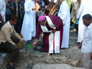 Uskup Ruteng, Mgr. Hubertus Leteng, saat melakukan acara peletakan batu pertama pada 17 mei 2012 silam