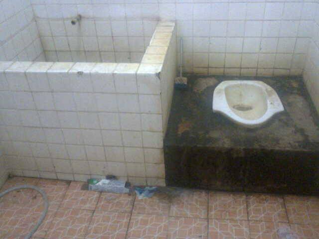 Foto kondisi toilet Puskesmas di Borong, Manggarai Timur, NTT yang diunggah Laura Sc De Ami ke grup Facebook.