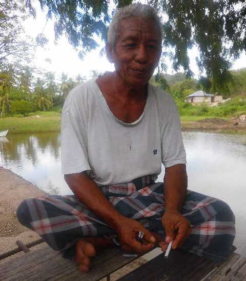 Sirilus Andara, penambak ikan saat berada di lokasi tambak miliknya, (Minggu (13/7/14) (Foto: Floresa/Ardy Abba)