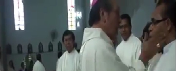 Cuplikan dari video, di mana Mgr Petrus Turang sedang menampar pipi seorang imam