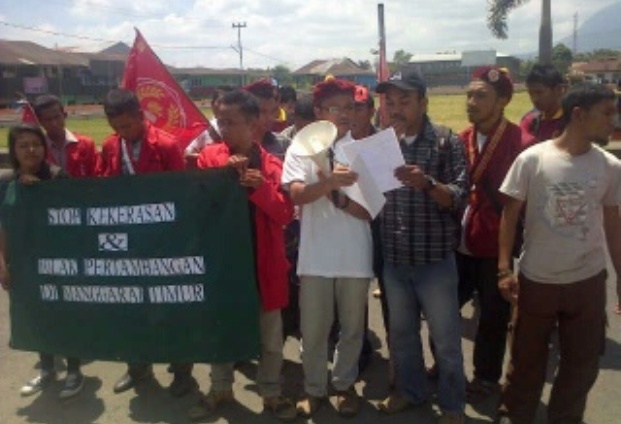Mahasiswa dari PMKRI dan GMNI saat berunjuk rasa di Polres Manggarai, hari ini, Selasa. (Foto: Floresa/Ardy Abba)
