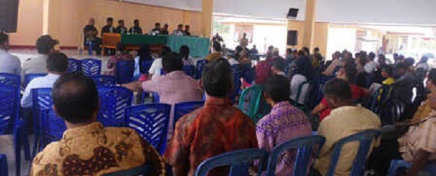 Pertemuan sejumlah pejabat, tokoh lintas agama dan warga Reo yang dihadiri Bupati Manggarai Cristian Rotok, Sabtu (11/10/2014)
