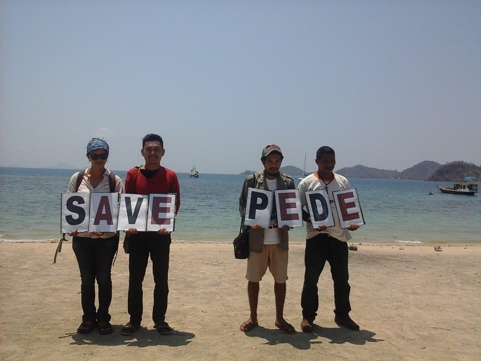 Beberapa anggota GEMAS P2 berdiri di Pantai Pede, nyatakan pesan tegas, "Save Pede"