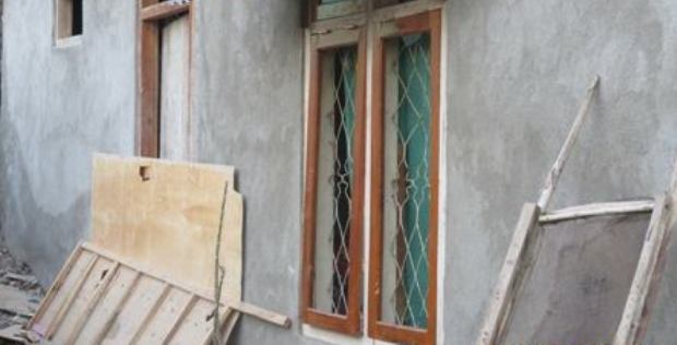 Rumah salah satu warga Mangga Dua yang rusak setelah diserang oleh warga Mata Air