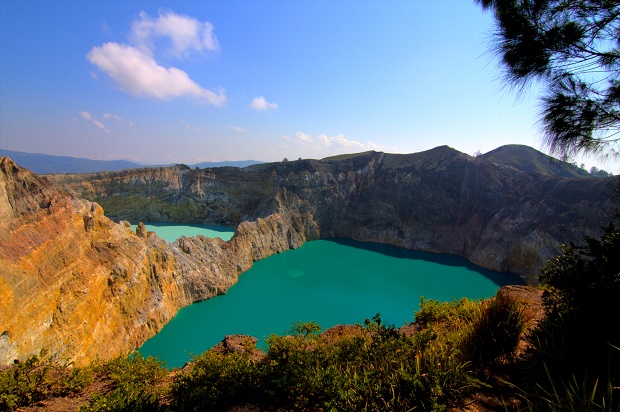 Danau Kelimutu, dikenal juga dengan sebutan Danau Tiga Warna. Banyak orang menganggap danau ini sebagai salah satu bentuk keajaiban dunia (Foto: Wikimedia)