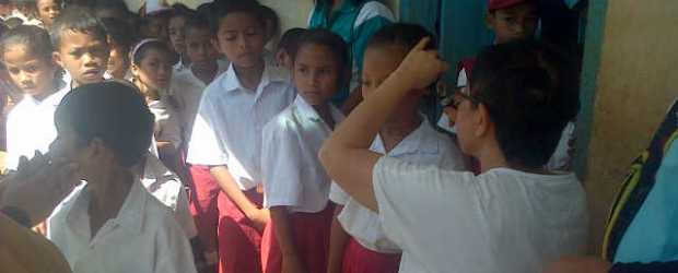 Anak-anak di SDK Poco, Kecamatan Wae Ri'i sedang menjalani pemeriksaan kesehatan. (Foto: Floresa/Ardy Abba)