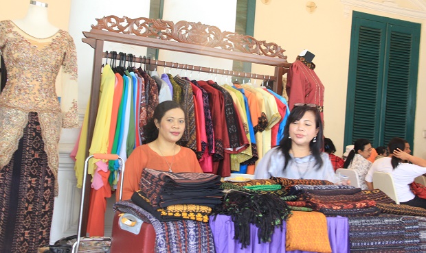 Sejumlah inovasi model busana dari tenun ikat Ende dipamerkan di Jakarta. (Foto: Floresa)