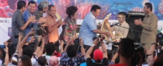 Menkokesra RI Agung Lakson (ketiga dari kanan), Gubernur NTT Frans Lebu Raya (keempat dari kiri) saat membuka acara  Sail Komodo Expo 2013, di Kampung Ujung Labuan Bajo, Manggarai Barat, NTT, Kamis (12/9/2013) lalu. (Foto: Ist)