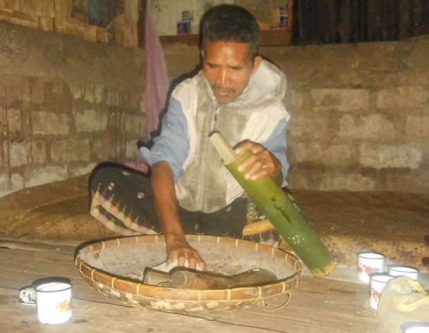 Darius Gari, tokoh adat di Lompong, Lamba Leda sedang melakukan ritus cor molo. (Foto: Ardy Abba/Floresa)