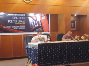 Redemptus H. Dewanto Dao, Ketua KPUD Manggarai sebagai Moderator Bersama Mex Regus Penulis Buku