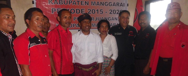 Marsel Sudirman (tengah, baju putih), bakal calon bupati Manggarai bersama DPC PDIP Manggarai (Foto; Ardy Abba/Floresa)