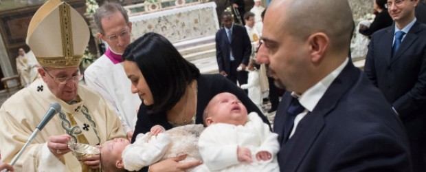 Paus Fransiskus membabtis salah seorang bayi di Kapel Sistina, Italia, Minggu (11/1/2015). Dalam acara inilah, ia menyampaikan pernyataan yang membolehkan ibu-ibu menyusui anak dalam gereja. (Foto: Reuters)