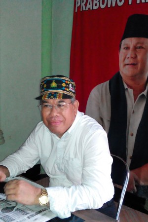 Antonius Ali saat konfrensi pers di DPC Partai Gerindara di Labuan Bajo, Senin 30 Maret 2015. (Foto :Ril Ladur/Floresa)