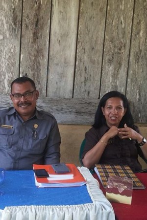 Blasius Janu, Anggota DPRD Manggarai Barat saat berdialog dengan warga Desa Gorontalo,Kecamatan Komodo, Kamis (26/3/2015)