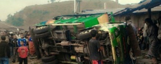 Bus Kayu Terbalik Di Perempatan Cancar, Kelurahan Wae Belang, Kabupaten Manggarai, NTT