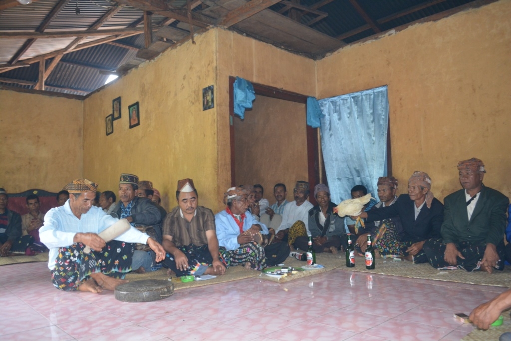Suasana ritual sumaph adat di rumah gendang Nancur, Jumat (27/2/2015). Foto : Markus