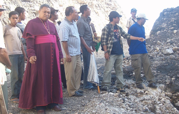 Uskup Ruteng, Mgr Huber Leteng Pr saat mengunjungi salah satu lokasi tambang. Ia merupakan satu uskup di Indonesia yang kerap menyampaikan pernyataan publik menolak tambang. 