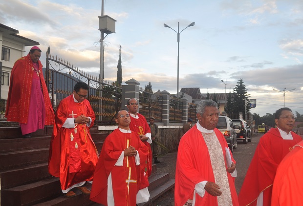 Mgr Huber Leteng Pr bersama sejumlah imam memimpin Misa Minggu Palma di Ruteng, Minggu (29/3/2015)