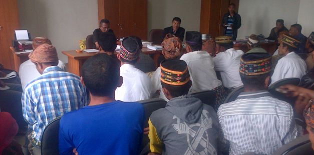 Warga Gapong saat mengadu ke Bupati Christian Rotok, Jumat (13/3/2015). (Foto: Ardy Abba/Floresa)