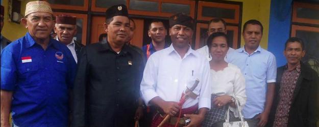 Mayor Inf Marsel Sudirman (tengah) bersama pengurus NasDemManggarai usai melakukan pendaftaran. (Foto: Ardy Abba/Floresa)