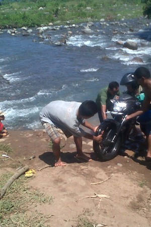 Warga mencari rezeki dari ambruknya  jembatan kali Wae Musur (Foto: Satria/Floresa)