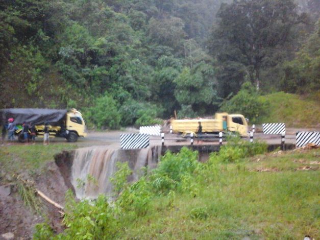 Kendaraan sudah bisa lalui jalur di Rongket yang sempat lumpuh akibat longsor (Foto: Ardy Abba/Floresa)