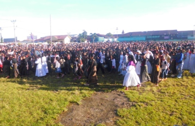 Ribuan umat di Ruteng memadati Lapangan Motang Rua, tempat yang menjadi pusat proses jalan salib.  (Foto: Ard Abba/Floresa)