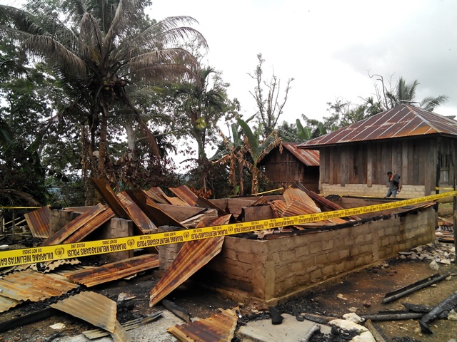 Rumah milik Karolus Muju yang dibakar warga Kampung Ngiring (Foto: Ril Ladur)