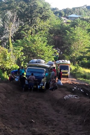 Mobil tersendat di Kampung Rareng Desa Pota Wangka Kecamatan Boleng. (Foto: Ril Ladur/Floresa)
