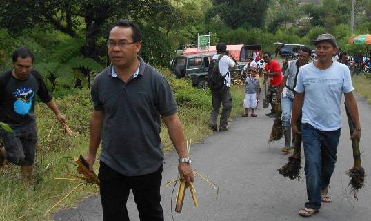 Sebastian Salang sedang mengikuti kegiatan tanam bambu di Golo Lusang, Ruteng, Manggarai, Minggu (10/5/2015) bersama berbagai komunitas peduli lingkungan.