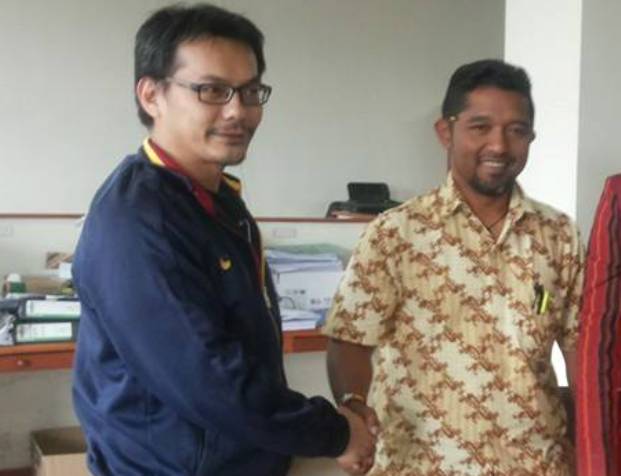  Jefry Teping (kanan) bersama Dwi Jaya saat menghadiri acara perdamaian di Kantor Bupati Manggarai, 22 Juni 2015