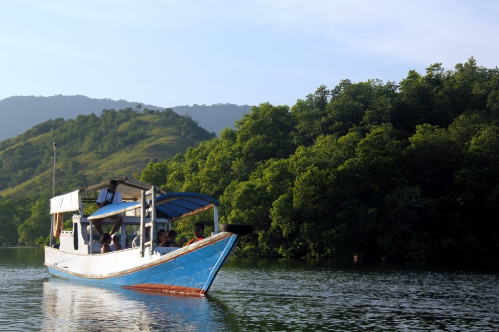 Kapal nelayan untuk berwisata (Sumber photo: Indonesiatravelmagz.com).