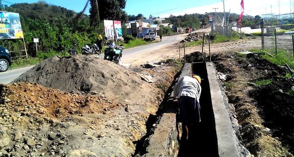 Pekerja proyek pelebaran jalan menuju Bandara Komodo di Labuan Bajo. (Foto: Sirilus Ladur/Floresa)