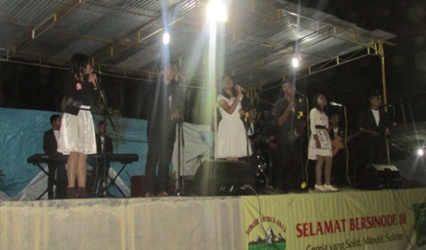 Band SMA Sanpio berkolaborasi dengan penyanyi dari Smansa (Foto: Evan Lahur/Floresa)