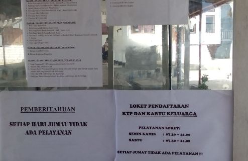 Tulisan di loket Kantor Dinas Catatan Sipil Kabupaten Managgarai yang tak melayani masyarakat pada hari Jumat