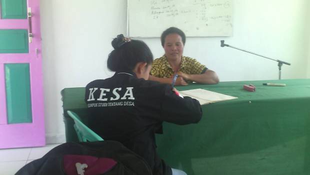 Dewi Syukur, salah satu anggota KESA sedang mewawancarai Ketua KWT Paulina Daun. (Foto: Arischy Hadur/KESA)
