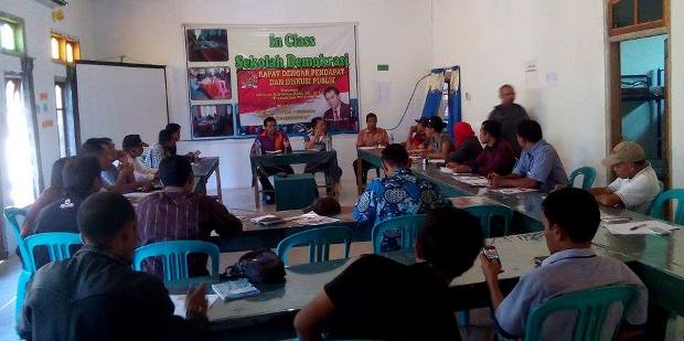 Andre Garu, Anggota DPD asal NTT, berdiskusi bersama aktifis di Labuan Bajo, Kamis (30/7/2015)