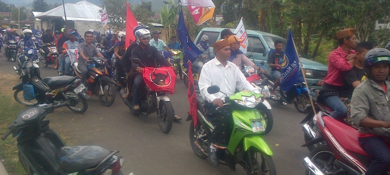 Massa pendukung Hery-Adolf berpawai menuju kantor KPUD Manggarai, Selasa (28/7/2015)