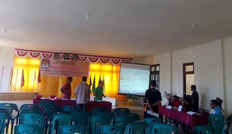 Persiapan di KPUD Manggarai Barat menerima pendaftaran para bakal calon bupati dan wakil bupati. (Foto: Sirilus Ladur/Floresa)