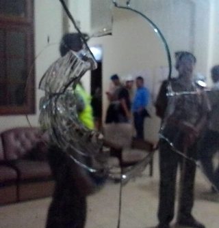 Kaca KPUD Mabar pecah dilempar massa (Foto : FB)