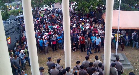 Massa pendukung Pranda-Padju di kantor KPUD Manggarai Barat, Selasa (28/7/2015).