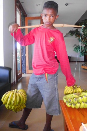 Remigius Tau (15) setiap hari menjajakan pisang di Ruteng, ibukota Kabupaten Manggarai. Remaja ini memutuskan mencari nafkah demi membantu orang tua, setelah mengalami kesulitan finansial setelah tamat SD. (Foto: Ardy Abba/Floresa)