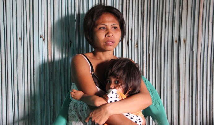 Aplonia Sara Mali Bere, meninggalkan lima anak ketika ia berusia 35 tahun dan memilih menjadi pembantu di Malaysia. Kini, ia menyesal dan menyatakan, lebih baik berjuang di tanah sendiri daripada harus menanggung siksaan. (Foto: Ryan Dagur/Ucanews.com)
