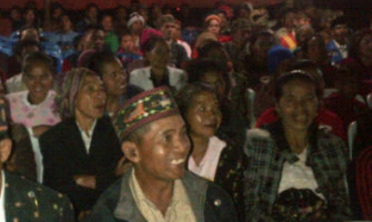 Ratusan warga di Wangkung, Kecamatan Ruteng menghadiri acara tatap muka dengan Deno Kamelus, Sabtu malam (8/8/2015).