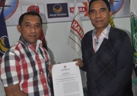 Hery Nabit dan Adolfus Gabur memperlihatkan surat keputusan penetapan sebagai calon bupati dan wakil bupati Manggarai 2015 (Foto:Wily Grasias)