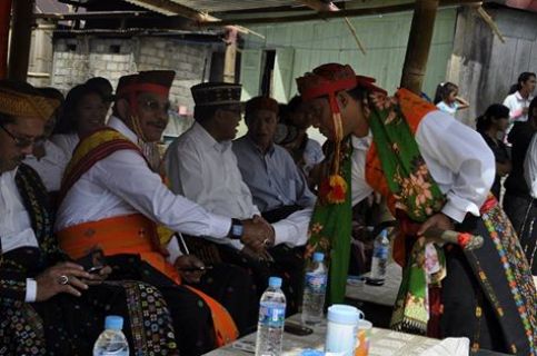 Deno Kamelus dan Herybertus Nabit bersalaman dalam sebuah acara di kampung Taga Ruteng (Foto : Elvis Ontas)