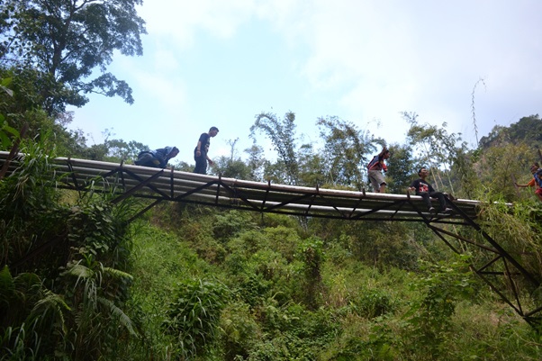 Jembatan pipa yang mesti dilewati para pengunjung (Foto: Evan Lahur)